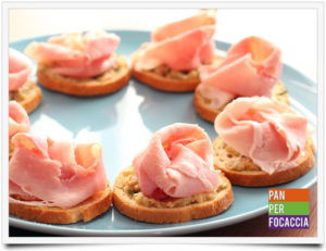 Crostini con paté di carciofini e prosciutto